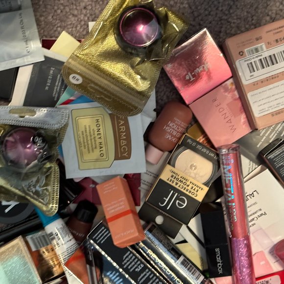 MYSTERY Beauty ITEMS + Makeup Bag GET 10 PIECES of GWP, Full & Sample Sizes - Picture 7 of 8